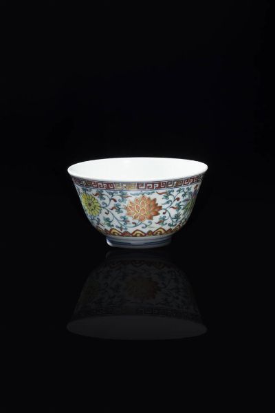 TAZZINA : Tazzina in porcellana Ducai  marchio apocrifo Xianfeng  Cina XX Sec H cm 5 5 Diam cm 10 5  - Asta Arte Orientale - Associazione Nazionale - Case d'Asta italiane