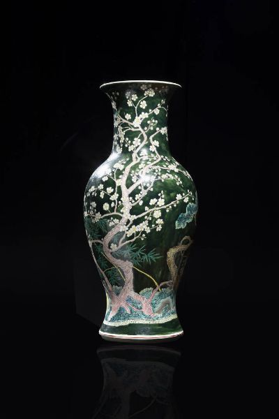 VASO : Vaso in porcellana Famiglia Verde dipinto con uccelli tra i rami e base in legno  Cina  Repubblica  XX sec. H cm 60x27  - Asta Arte Orientale - Associazione Nazionale - Case d'Asta italiane