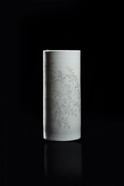 PORTACAPPELLO : Portacappello in porcellana bianca con dipinto floreale  Cina  Repubblica  XX sec H cm 29x12  - Asta Arte Orientale - Associazione Nazionale - Case d'Asta italiane