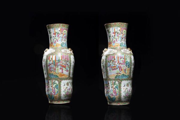 COPPIA DI VASI : Coppia di vasi in porcellana Canton dipinti con scene di corte  Cina  dinastina Qing  XIX sec. H cm 61x25  - Asta Arte Orientale - Associazione Nazionale - Case d'Asta italiane