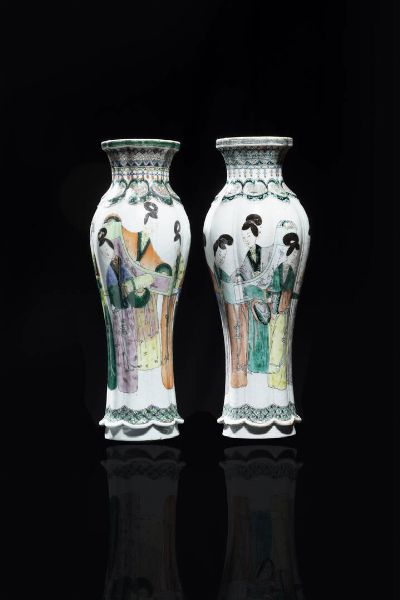 COPPIA DI VASI : Coppia di vasi Famiglia Verde dipinti con personaggi  Cina  dinastia Qing  XIX sec H cm 38 5x14  - Asta Arte Orientale - Associazione Nazionale - Case d'Asta italiane