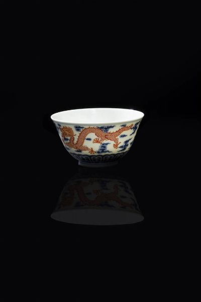 COPPETTA : Coppetta in porcellana bianco e blu con draghi rossi  Cina  Repubblica  XX sec. H cm 6x11  - Asta Arte Orientale - Associazione Nazionale - Case d'Asta italiane