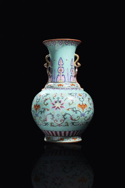 VASO : Vaso in porcellana Famiglia Rosa con decori di fiori e pipistrelli su fondo turchese  Cina  dinastia Qing  XIX sec H cm 37 Diam cm 23  - Asta Arte Orientale - Associazione Nazionale - Case d'Asta italiane