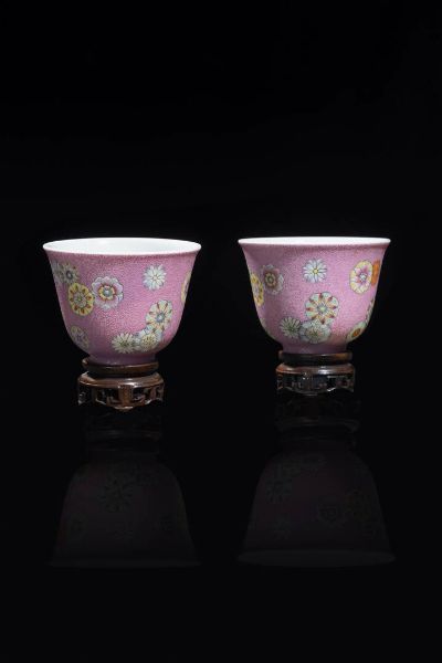 COPPIA DI TAZZINE : Coppia di tazzine Famiglia Rosa con decori a palloni  Cina  dinastia Qing  XIX sec.  marchio apocrigo Qianlong H cm 5 Diam cm 7  - Asta Arte Orientale - Associazione Nazionale - Case d'Asta italiane