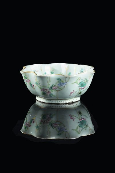 CIOTOLA IN PORCELLANA : Ciotola in porcellana Celadon con decori floreali  Cina  dinastia Qing  XIX Sec H cm 7 Diam cm 17  - Asta Arte Orientale - Associazione Nazionale - Case d'Asta italiane