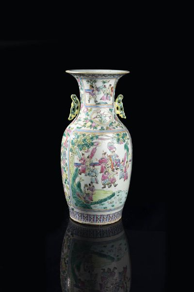 VASO IN PORCELLANA : Vaso in porcellana Famiglia Rosa con decori di vita di corte  Cina  Repubblica  XX secolo. h cm 42x18  - Asta Arte Orientale - Associazione Nazionale - Case d'Asta italiane
