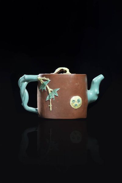 TEIERA : Teiera in porcellana Yixing parzialmente smaltata con decoro di rami in fiore a rilievo  Cina  dinastia Qing  XIX Sec. H cm 10x18x5  - Asta Arte Orientale - Associazione Nazionale - Case d'Asta italiane