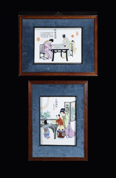 COPPIA DI PLACCHE : Coppia di placche in porcellana Famiglia Rosa  rappresentanti scene di vita quotidiana  Cina  XX sec. H cm 30x23  - Asta Arte Orientale - Associazione Nazionale - Case d'Asta italiane