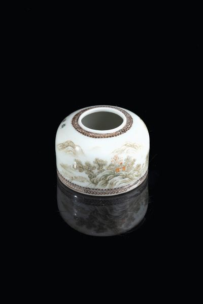 CALAMAIO : Calamaio in porcellana dipinto con scene di paesaggi  Cina  Repubblica  XX secolo. H cm 6 5x9 5  - Asta Arte Orientale - Associazione Nazionale - Case d'Asta italiane