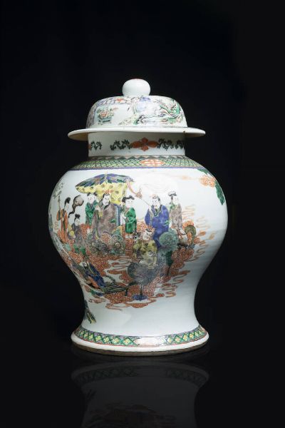 POUTICHE : Grande poutiche in porcellana Famiglia Verde con tappo  decorata con scene di parata  Cina  dinastia Qing  XIX sec H cm 58 Diam cm 37  - Asta Arte Orientale - Associazione Nazionale - Case d'Asta italiane