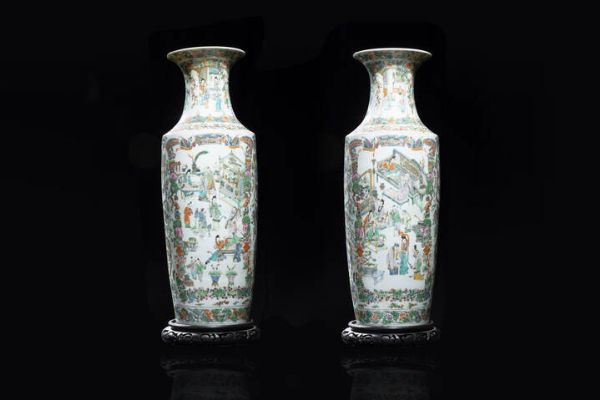 COPPIA DI VASI : Coppia di vasi in porcellana Famiglia Verde dipinti con scene di vita quotidiana  draghi e fiori  Cina  dinastia Qing  XIX sec H cm 63 Diam cm 22  - Asta Arte Orientale - Associazione Nazionale - Case d'Asta italiane