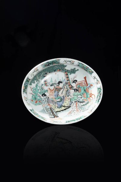 PIATTO : Piatto in porcellana Famiglia Verde dipinto con figure  Cina  dinastia Qing  XIX sec Diam cm 28 5  - Asta Arte Orientale - Associazione Nazionale - Case d'Asta italiane