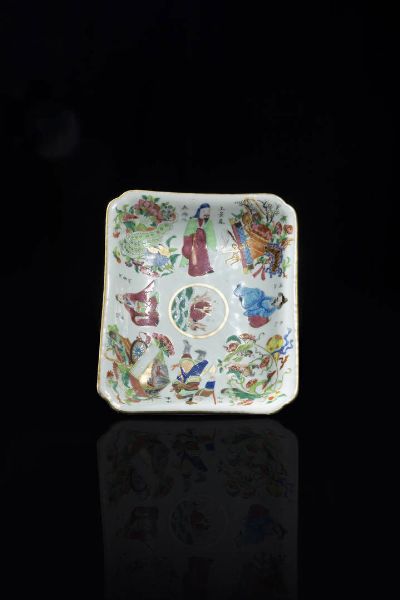 PICCOLO VASSOIO : Piccolo vassoio in porcellana Famiglia Rosa dipinto con figure  Cina  dinastia Qing  XIX sec H cm 21 5x17  - Asta Arte Orientale - Associazione Nazionale - Case d'Asta italiane
