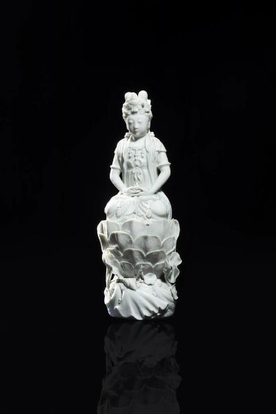 GUANYIN : Guanyin in porcellana blanc de chine seduta su fiore di loto  Cina  Repubblica  XX sec H cm 35x13  - Asta Arte Orientale - Associazione Nazionale - Case d'Asta italiane