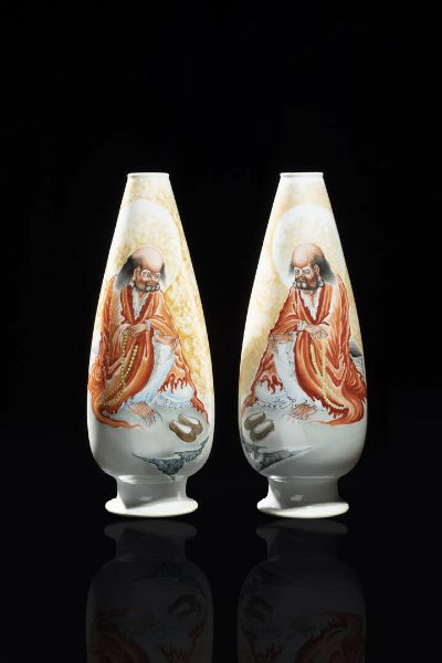COPPIA DI VASI : Coppia di vasi in porcellana dipinti con Lohan e iscrizioni  Cina  Repubblica  XX sec H cm 30x11  - Asta Arte Orientale - Associazione Nazionale - Case d'Asta italiane