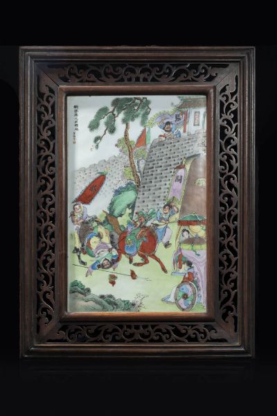 PLACCA : Placca in porcellana Famiglia Rosa  rappresentante scene di battaglia   con cornice in legno  Cina  Repubblica XX sec H cm 41.5x54.5  H cm 24x38 placca  - Asta Arte Orientale - Associazione Nazionale - Case d'Asta italiane