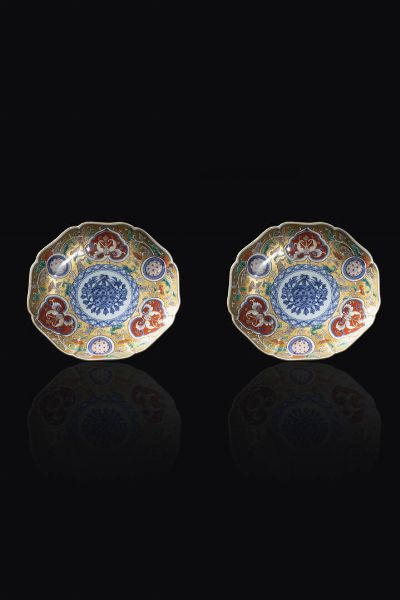 COPPIA DI PIATTI : Coppia di piatti in porcellana con decori floreali  - Asta Arte Orientale - Associazione Nazionale - Case d'Asta italiane