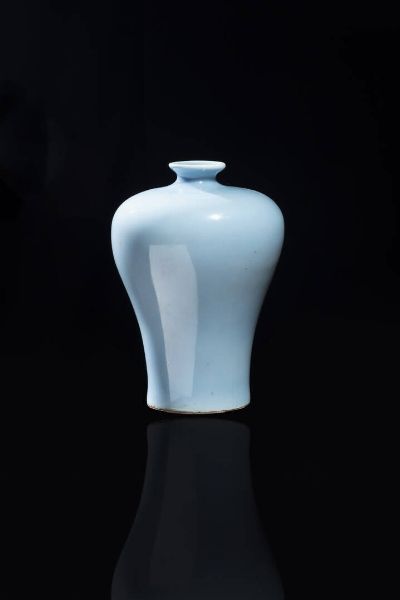 VASO : Vaso Meiping in porcellana claire de lune  Cina  XIX sec. H cm 15 5x11  - Asta Arte Orientale - Associazione Nazionale - Case d'Asta italiane