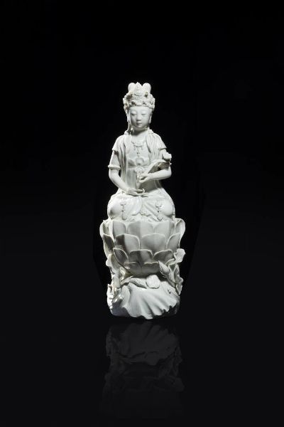 GUANYIN : Guanyin in porcellana blanc de chine  seduta nella posizione del loto  Cina  Repubblica  XX sec H cm 36x13  - Asta Arte Orientale - Associazione Nazionale - Case d'Asta italiane