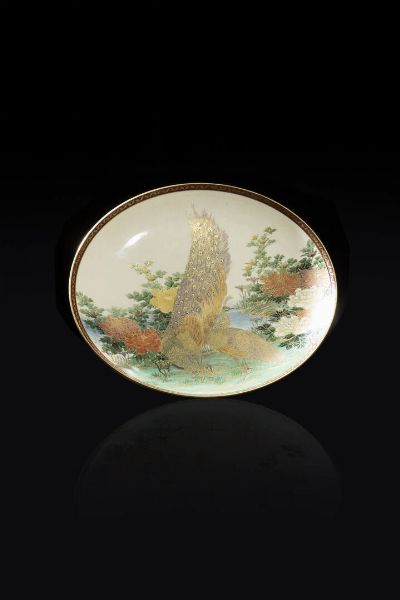PIATTO : Piatto in porcellana satsuma  dipinto con pavoni e fiori  Giappone  XX sec Diam cm 25  - Asta Arte Orientale - Associazione Nazionale - Case d'Asta italiane
