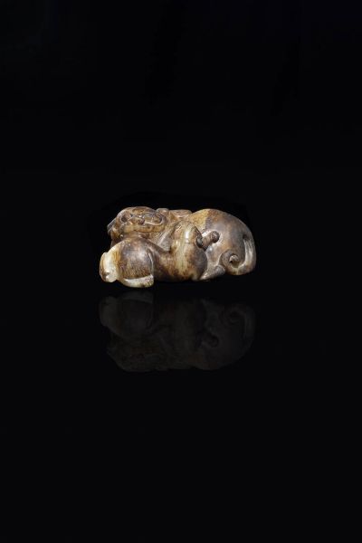 GRUPPO DI DUE ANIMALI : Gruppo di due animali in giada celadon con russet  Cina  dinastia Qing  XVIII sec H cm 3 5x7 5  - Asta Arte Orientale - Associazione Nazionale - Case d'Asta italiane