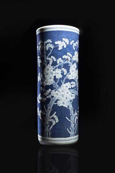 VASO : Vaso cilindrico in porcellana bianco e blu  dipinto con fiori di ciliegio  Cina  dinastia Qing  XX sec H cm 60  Diam cm 23  - Asta Arte Orientale - Associazione Nazionale - Case d'Asta italiane