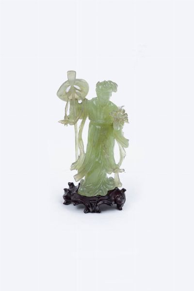 GUANYIN : Guanyin in giadeite raffigurante donna con attrezzi e fiori  poggiante su base in legno  Cina  Repubblica  XX sec. H cm 18 5  - Asta Arte Orientale - Associazione Nazionale - Case d'Asta italiane