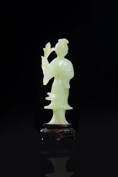 GUANYIN : Figura di Guanyin in giadeite su base in legno  Cina  Repubblica  XX sec. H cm 16 5x6 5  - Asta Arte Orientale - Associazione Nazionale - Case d'Asta italiane