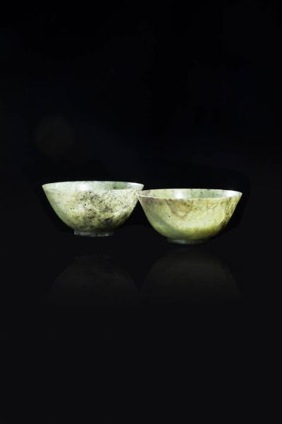 COPPIA DI BOWL : Coppia di bowl in giadeite  Cina  Repubblica  XX sec H cm 4.5  Diam cm 10  - Asta Arte Orientale - Associazione Nazionale - Case d'Asta italiane