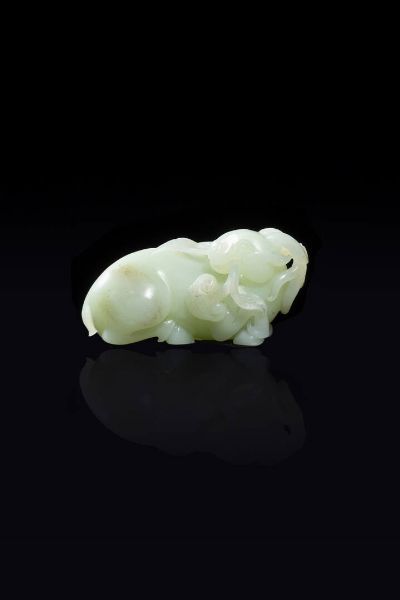 FIGURA DI ARIETE : Figura di ariete accovacciato  scolpito in giada bianca celadon  Cina  dinastia Qing  epoca Qianlong (1736-1796) H cm 5x10 5  - Asta Arte Orientale - Associazione Nazionale - Case d'Asta italiane