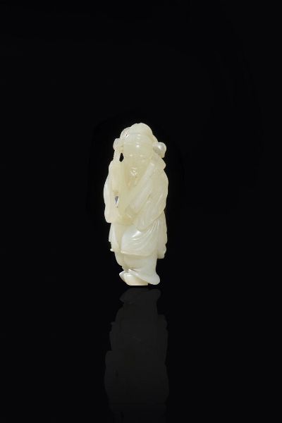 FIGURA DI MONACO : Figura di monaco in giada bianca  Cina  dinastia Qing  XIX sec. H cm 11x4 5  - Asta Arte Orientale - Associazione Nazionale - Case d'Asta italiane
