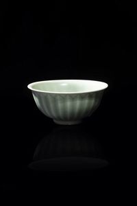 CIOTOLA - Ciotola in porcellana longquan celadon  Cina  dinastia Song (960-1279) H cm 6 Diam cm 13