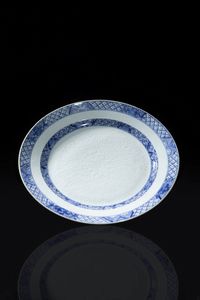 PIATTO - Piatto in porcellana bianco e blu con decoro segreto  Cina  dinastia Qing  XVIII sec Diam cm 82