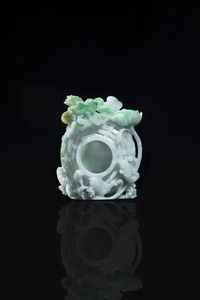 SCIACQUAPENNELLI - Sciacquapennelli in giadeite con decoro floreale e pesci in rilievo  Cina  Repubblica  XX sec H cm 11 5x10