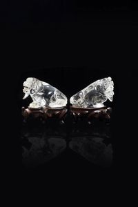 COPPIA DI CAPRONI - Coppia di caproni in cristallo di rocca con base in legno  Cina  Repubblica  XX sec. H cm 9 5x14