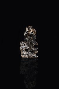 CRISTALLO DI ROCCA - Cristallo di rocca rappresentante donna con bambino  Cina  dinastia Qing  XIX sec. H cm 14x8 5
