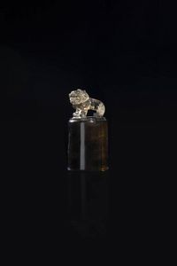 SIGILLO - Sigillo in agata sormontato da leone  Cina  Repubblica  XX sec. H cm 7 Diam cm 3 5