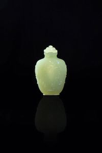 SNUFF BOTTLE - Snuff bottle in giada celadon intarsiata con animale fantastico  Cina  Repubblica  XX sec.  H cm 8x5
