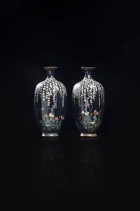 COPPIA DI PICCOLI VASI - Coppia di piccoli vasi in smalti dipinti con fiori di ciliegio  Giappone  fine XIX secolo H  cm 13x6.5