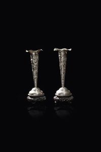 COPPIA DI PORTAINCENSO - Coppia di portaincenso in argento  decorati con draghi tra le nuvole  Cina  dinastia Qing  XX sec H cm 18x7