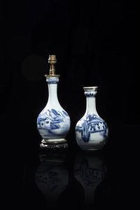 COPPIA DI VASI - Coppia di vasi in porcellana bianco e blu dipinti con scene di paesaggio  Cina  dinastia Qing  XIX sec H cm 23 [..]