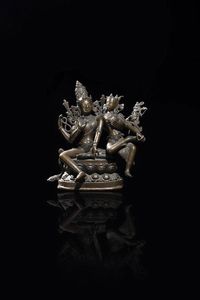 BUDDHA CON FIGURA FEMMINILE - Buddha con figura femminile in bronzo brunito  seduti su doppio fiore di loto  Tibet  XX sec. H cm 19 5x20x12