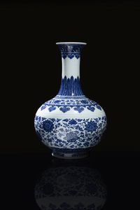 VASO - Vaso in porcellana bianco e blu con marchio apocrifo Qianlong  Cina  XX sec H cm 38x25