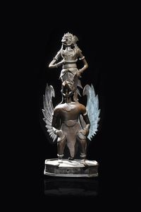 SCULTURA - Scultura in bronzo raffigurante Garuda sormontato da angelo  Tibet  XIX sec H cm 52x27x22
