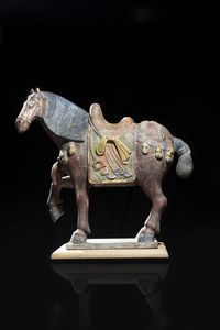 CAVALLO - Cavallo in legno policromo in stile Tang  Cina  Repubblica  XX sec.  H cm 62x68x20