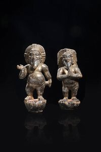 COPPIA DI SCULTURE - Coppia di sculture di divinit in legno dorato  sud est asiatico  Bali  XIX sec H cm 32 5x16