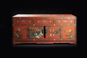 MOBILETTO - Mobiletto in lacca rossa dipinto con figure entro paesaggio (uccelli e vasi)  Cina  Repubblica  XX sec. H cm 4 [..]