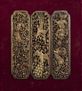 TRE PANNELLI - Tre pannelli in legno intagliato con dorature rappresentanti animali e draghi  Cina  dinastia Qing  XX sec H cm  [..]