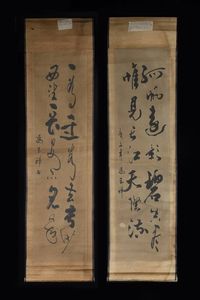 COPPIA DI SCROLL - Coppia di scroll su pergamena raffiguranti iscrizioni  Cina  dinastia Qing  XX sec. H cm 131x34