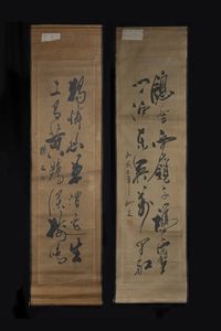 COPPIA DI SCROLL - Coppia di scroll su pergamena raffiguranti iscrizioni  Cina  dinastia Qing  XIX sec. H cm 128x34